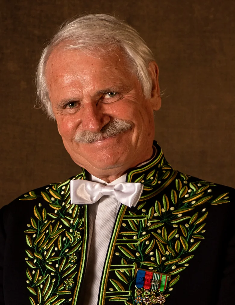 Portrait de Yann Arthus-Bertrand en habit d'académicien
